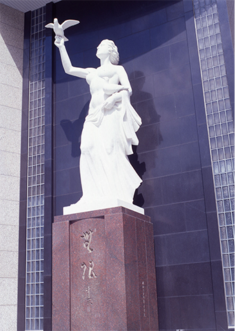 平和の像　昭和40年8月建立